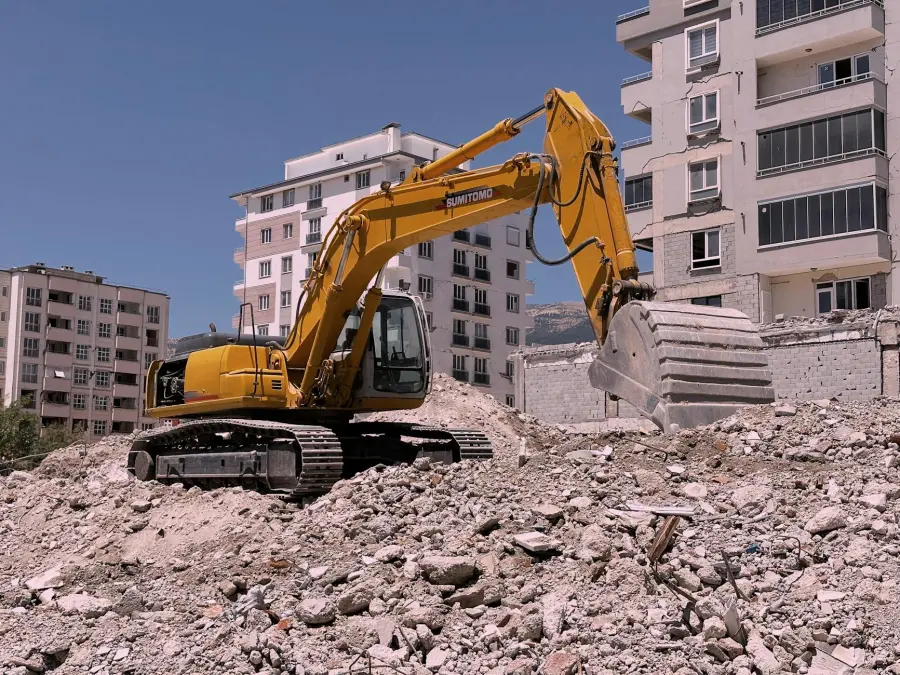 Via Trani, demolito il rudere dopo decenni di attesa