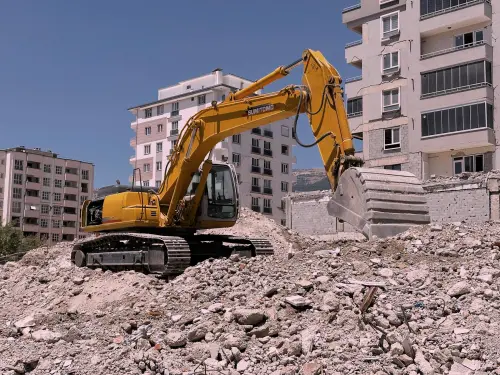 Via Trani, demolito il rudere dopo decenni di attesa